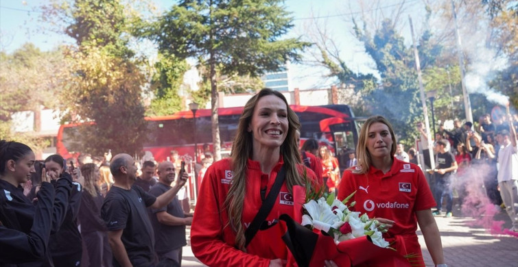 A Milli Kadın Voleybol Takımı Çiçeklerle Karşılandı