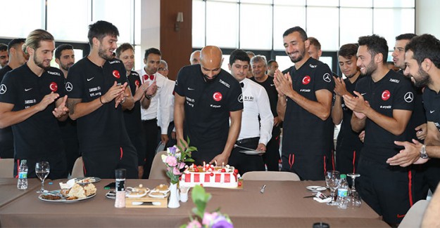 A Milli Takım’da Yunus ve Sinan’a Sürpriz Kutlama!