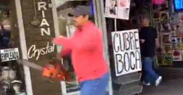 ABD'de Bir Esnaf Protestocuları Elektrikli Testere İle Kesmekle Tehdit Etti