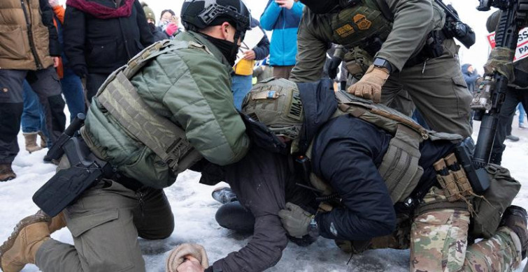 ABD'de, ICE polisine tepki olarak düzenlenen protestolarda en az 30 kişi gözaltına alındı