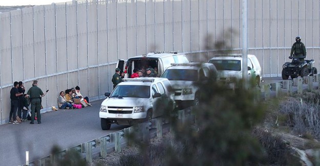 ABD-Meksika Sınırında Son Bir Yılda 911 Çocuk Ailelerinden Ayrı Tutuluyor