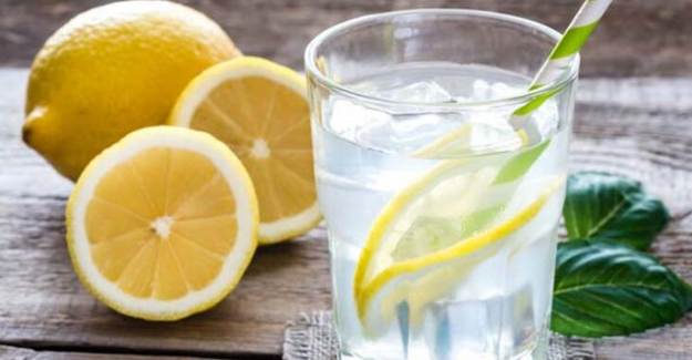 Aç Karnına Limonlu Su İçmek Zararlı Mı?