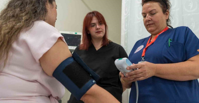 Acil servis hekimi, hemşire annesiyle birlikte omuz omuza hayat kurtarıyor