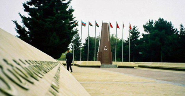 Adalet Bakanı Gül, Bakü'de Türk Şehitliklerini Ziyaret Etti