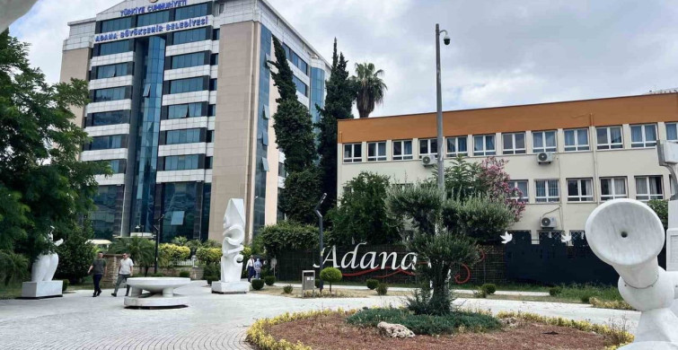 Adana Büyükşehir Belediyesinin 485,9 milyon liralık borcu vatandaşlar tarafından eleştiriliyor