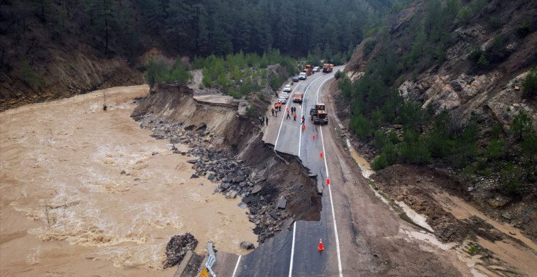 Adana Saimbeyli'de Sağanak Yağış Sonrası Ulaşım Kesildi