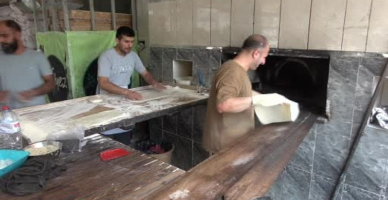 Adana'da 40 derece sıcakta fırıncıların zorlu ekmek mesaisi