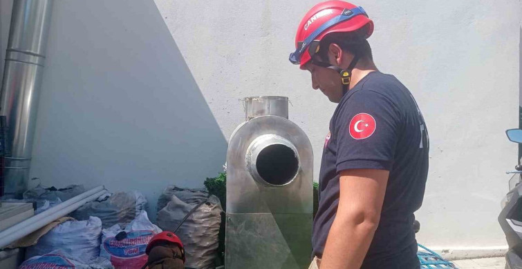 Adana'da araç motoruna giren yavru kedi itfaiye tarafından kurtarıldı