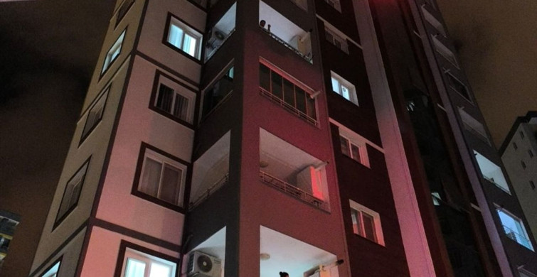 Adana'da Balkon Demirlerine Sıkışan Kedi Kurtarıldı