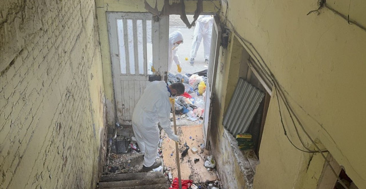 Adana'da Çöp Dolu Evden İki Traktörle Atık Taşıdı