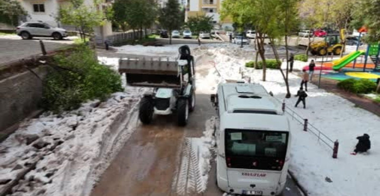 Adana'da Dolu Yağışı Kütleler Oluşturdu: Çocuklar Eğlendi