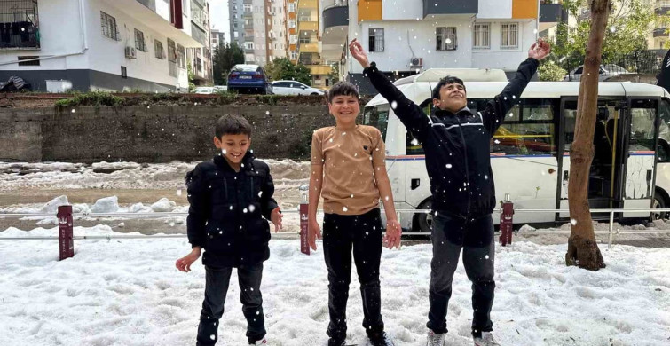 Adana'da Dolu Yağışı Sonrası Çocukların Kar Keyfi