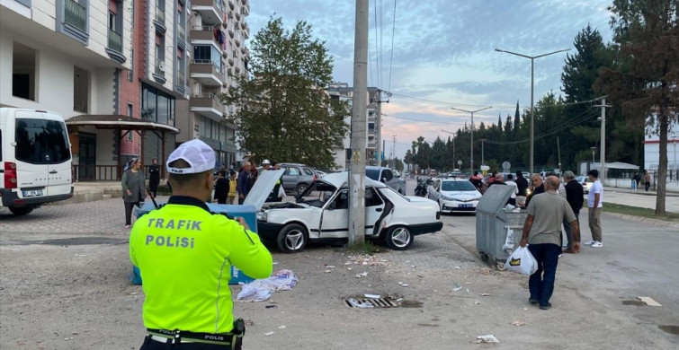 Adana'da Elektrik Direğine Çarpan Araçta 3 Yaralı