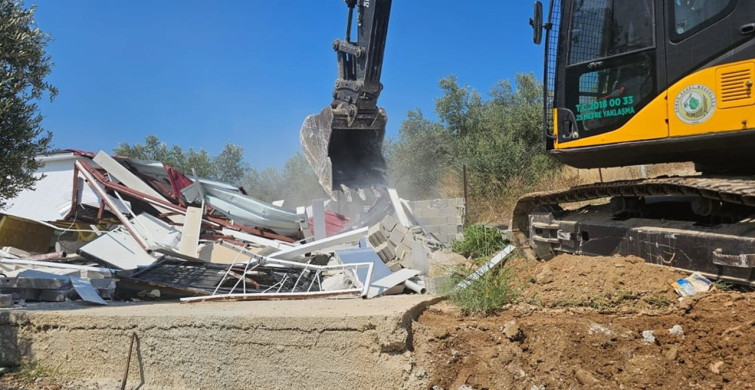 Adana'da Göl Kıyısındaki Kaçak Yapılar Yıkılıyor
