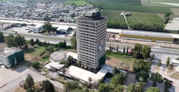 Adana’da hasar gören 16 katlı bina kontrollü olarak yıkıldı