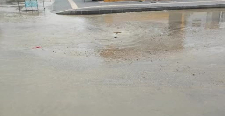 Adana'da İçme Suyu Borusu Patladı, Cadde Gölle Dönüştü
