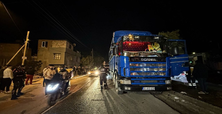 Adana'da Kamyonla Çarpışan Otomobilde Can Kaybı