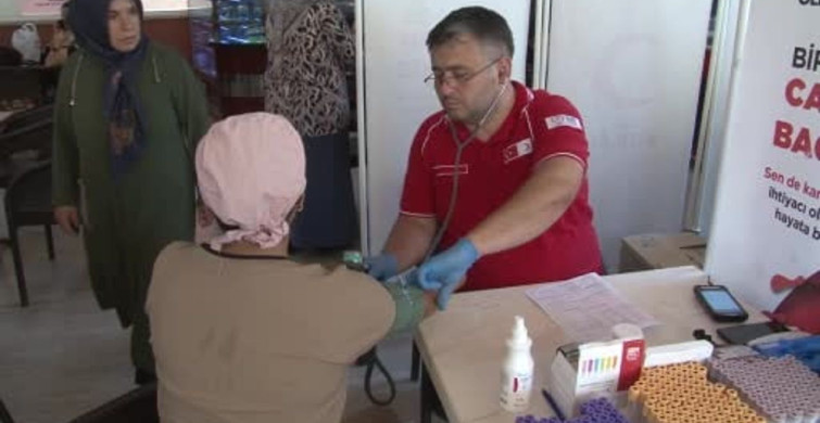 Adana'da kan ve kök hücre bağış kampanyasına yoğun ilgi