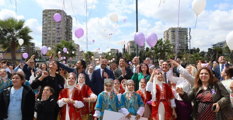 Adana'da Kanser Farkındalığı İçin Mor Balonlar Bırakıldı
