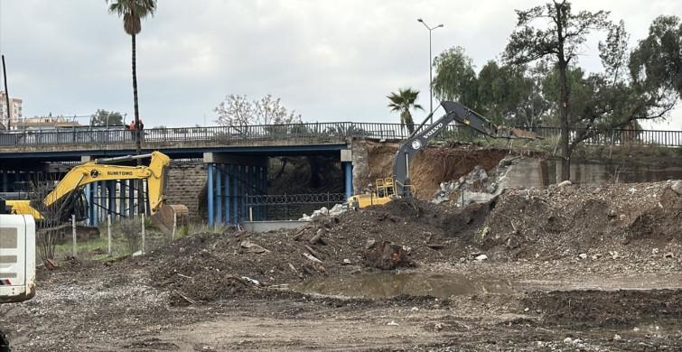 Adana'da Kasım Gülek Köprüsü Yıkımı Başladı