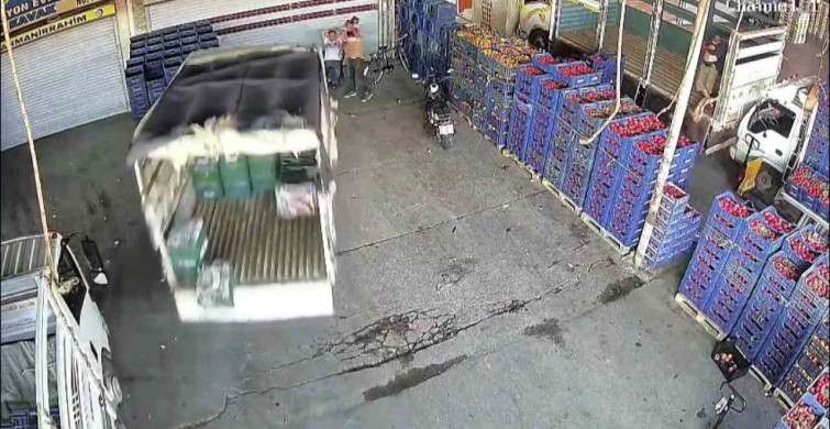 Adana’da kontrolden çıkan kamyonet pedestrian'a çarptı
