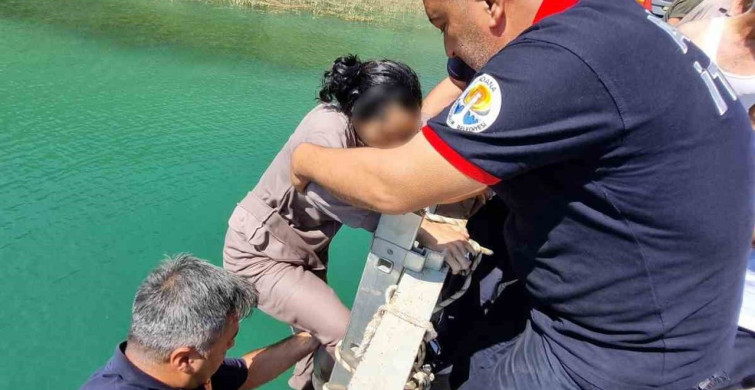 Adana'da köprüden düşen kadın itfaiye ekiplerince kurtarıldı