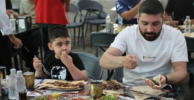 Adana'da milli maç keyfi: ciğer ve kebapla dev ekran deneyimi