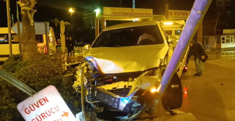 Adana'da Minibüs ve Otomobil Çarpıştı: 3 Yaralı