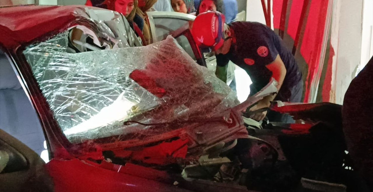 Adana'da Mobilya Mağazasına Otomobil Girdi, Sürücü Yaralandı