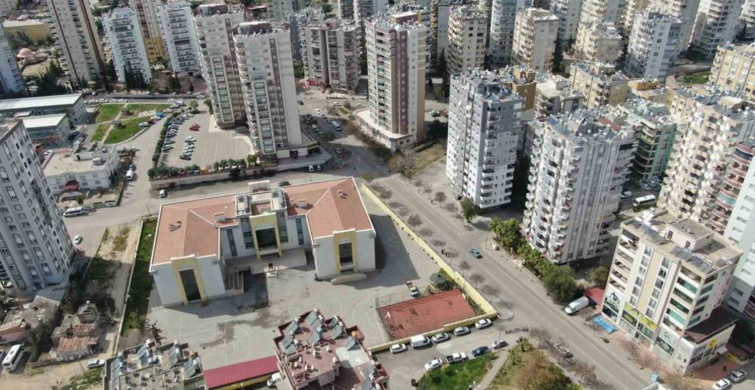 Adana’da okulun yanındaki ağır hasarlı bina korku saçıyor