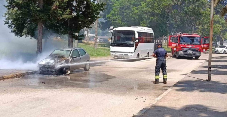 Adana'da park halinde otomobilde yangın: araç kullanılamaz hale geldi
