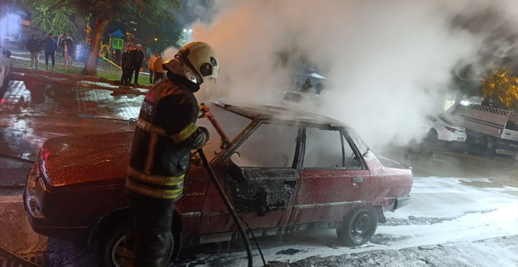 Adana'da Park Halindeki Araçta Yangın Kontrol Altına Alındı