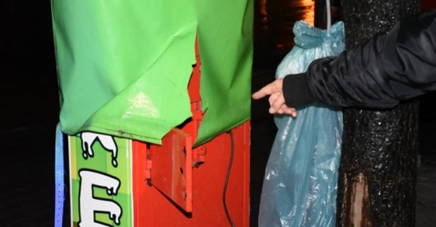 Adana'da Parkta Hırsızlık! Boks Makinesinin İçindeki Paralar Çalındı
