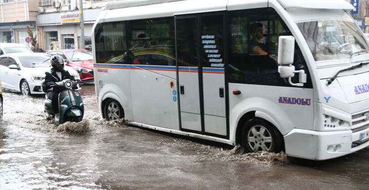 Adana'da Sağanak Yağış Hayatı Olumsuz Etkiledi