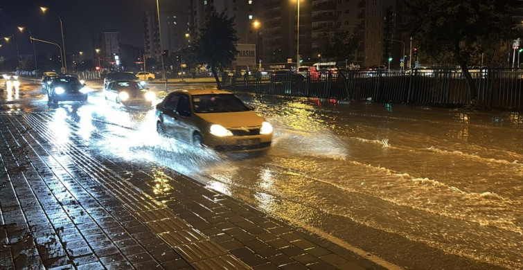 Adana'da Sağanak Yağış Hayatı Olumsuz Etkiledi