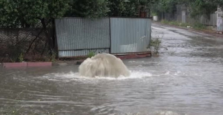 Adana'da Sağanak Yağış Hayatı Olumsuz Etkiledi