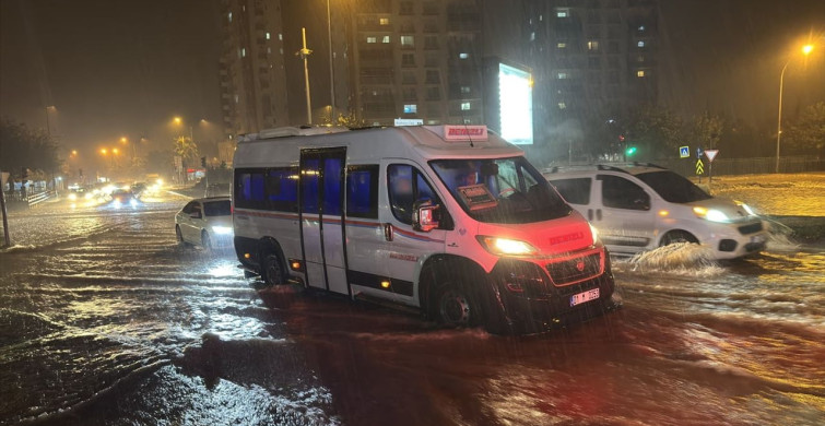 Adana'da Sağanak Yağış Zorlu Anlar Yaratıyor