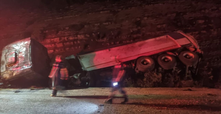 Adana'da Şarampole Devrilen Kamyonda Bir Kişi Hayatını Kaybetti