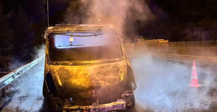 Adana'da Seyir Halindeki Çekici Alev Alev Yandı