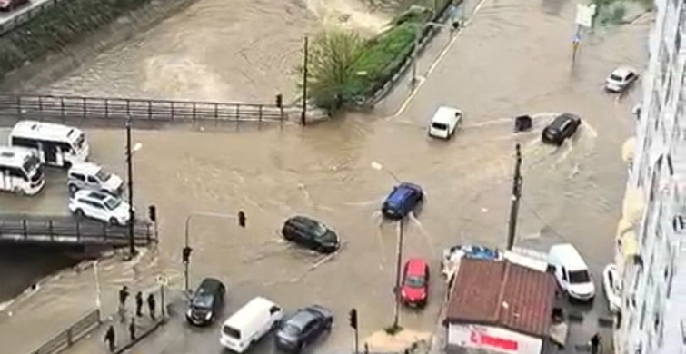 Adana'da Şiddetli Yağış Hayatı Olumsuz Etkiledi