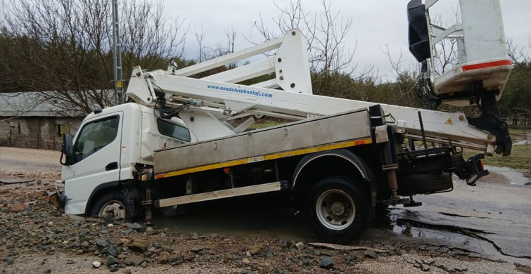 Adana'da Su Borusu Patladı, Araç Hasar Gördü