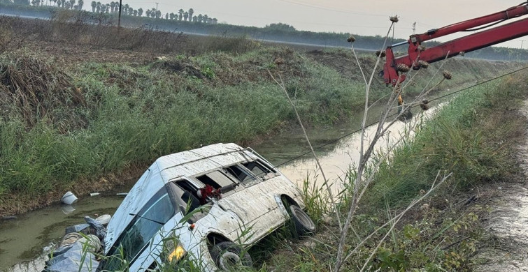 Adana'da Tarım İşçilerini Taşıyan Minibüs Sulama Kanalına Devrildi