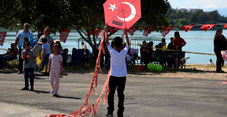 Adana'da Uçurtma Şenliği Renkli Anlara Ev Sahipliği Yaptı