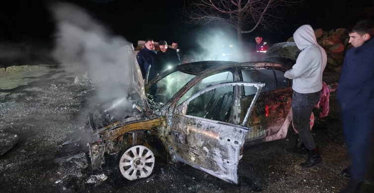 Adana'da Yangın Çıkan Otomobil Kullanılamaz Hale Geldi