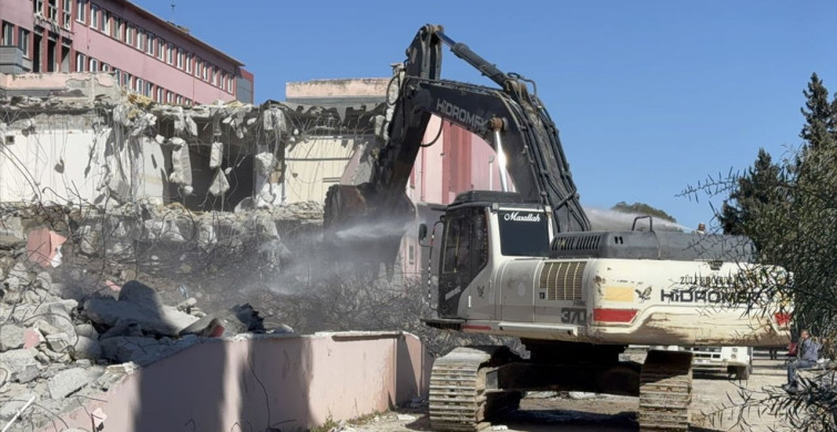 Adana'da Yangın Sonrası Hastane Binasının Yıkım Süreci Başladı