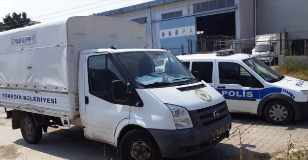Adana'da Yardım Kolilerini Taşıyan Kamyonet Çalındı