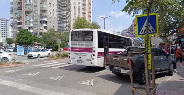 Adana'da yolcu minibüsü yaya geçidinde genç kıza çarptı, hayatını kaybetti