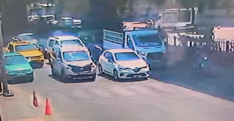 Adana'da yolun karşısına geçerken iki aracın çarptığı çocuk hayatını kaybetti