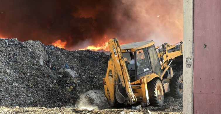 Adana'daki Geri Dönüşüm Fabrikasında Yangın Çıktı