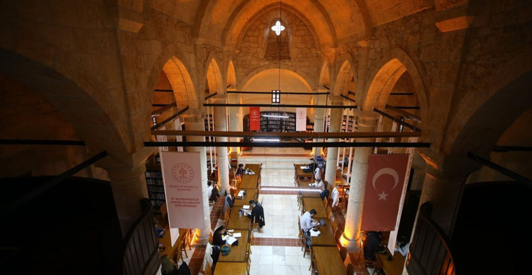 Adana'nın Tarihi Aya Nikola Kilisesi'nde Kütüphane Deneyimi